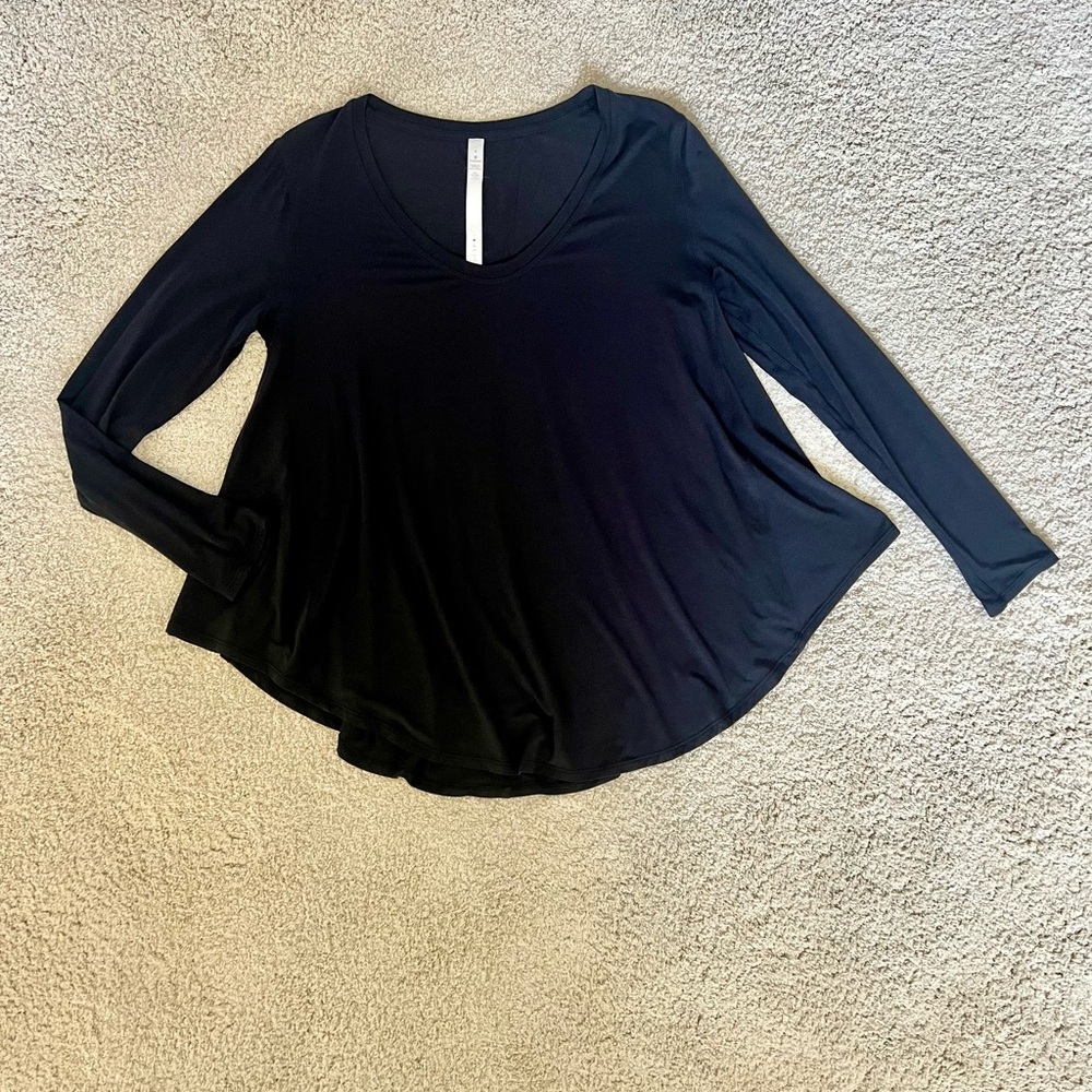 Lululemon Long Sleeve High Low Black Top in Size 6